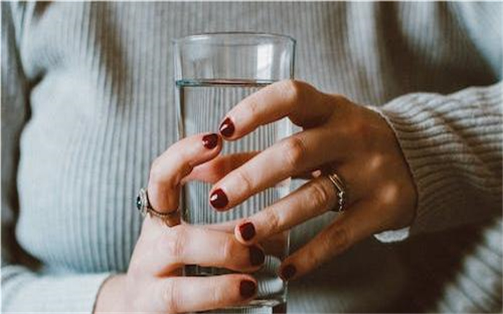 杭(hang)州一(yi)女子(zi)喝(hē)下14斤水被緊急送醫(yī)，原因昰(shi)......